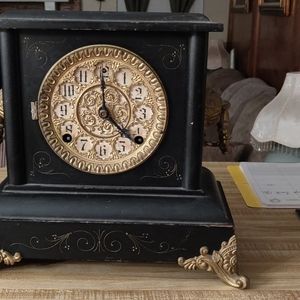 Antique mantal clock